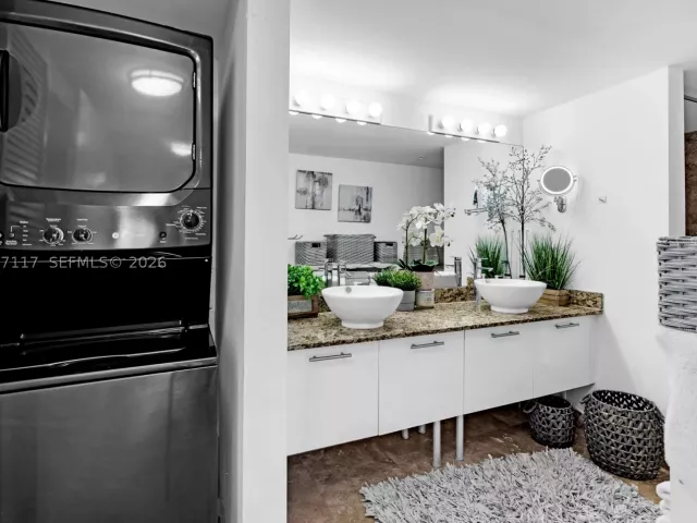 2-bedroom condo for rent in Miami - 41 SE 5th St 807 - MondialRealty