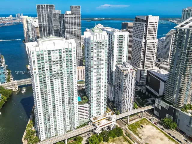 2-bedroom condo for rent in Miami - 41 SE 5th St 807 - MondialRealty