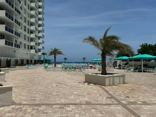 2-bedroom condo for rent in Hollywood - 3725 S Ocean Dr 1427 - MondialRealty