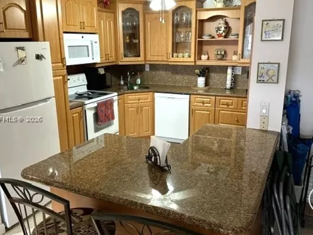 2-bedroom condo for rent in Hollywood - 3725 S Ocean Dr 1427 - MondialRealty