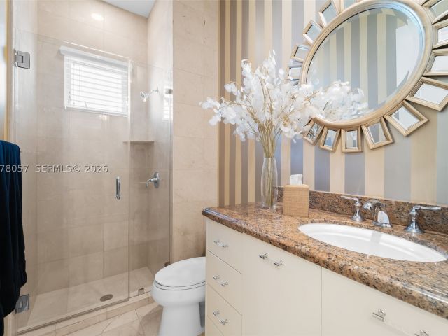 6-bedroom home for sale in Sunny Isles Beach - 275 189th Ter - MondialRealty
