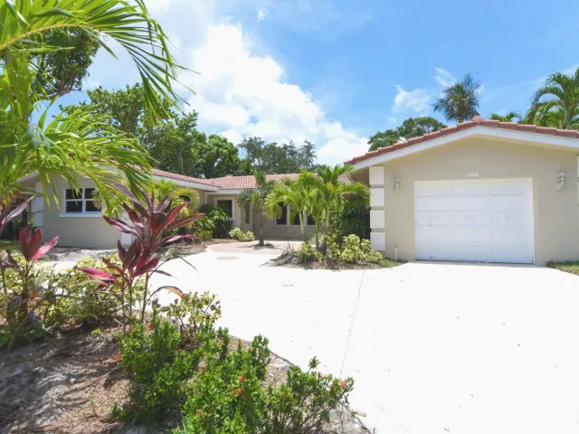 3-bedroom home for rent in Boca Raton - 709 W Royal Palm Road - MondialRealty