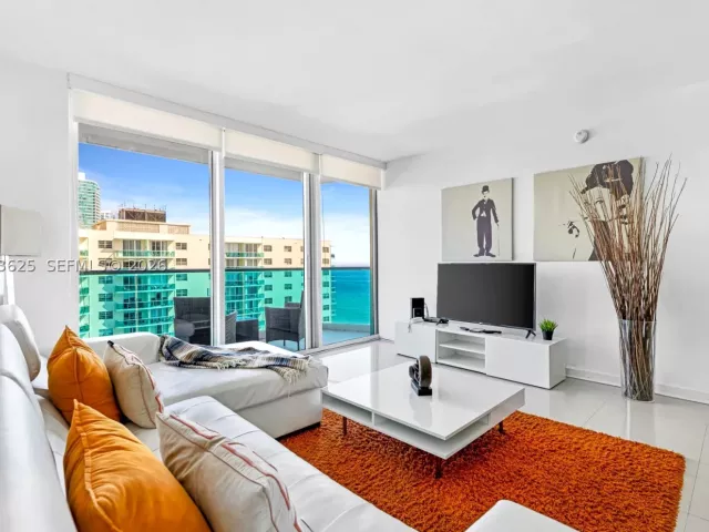2-bedroom condo for sale in Hollywood - 4001 S Ocean Dr 15P - MondialRealty