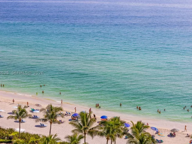 2-bedroom condo for sale in Hollywood - 4001 S Ocean Dr 15P - MondialRealty