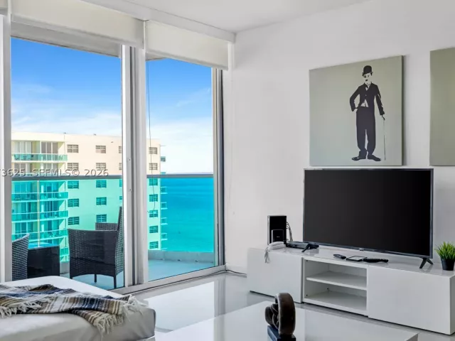 2-bedroom condo for sale in Hollywood - 4001 S Ocean Dr 15P - MondialRealty