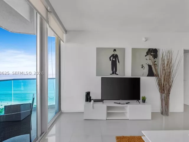 2-bedroom condo for sale in Hollywood - 4001 S Ocean Dr 15P - MondialRealty