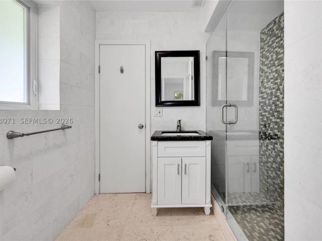 5-bedroom home for rent in Coral Gables - 3709 Alhambra Ct - MondialRealty