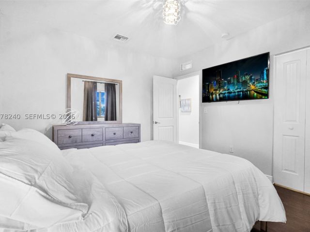 6-bedroom home for sale in Homestead - 2150 NW 16th Pl - MondialRealty