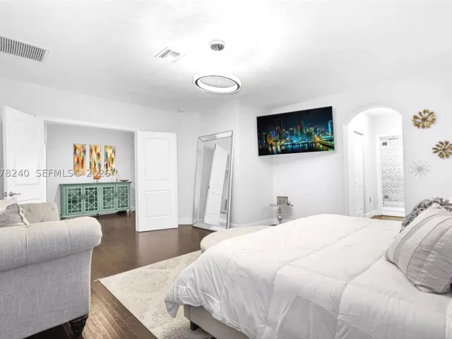 6-bedroom home for sale in Homestead - 2150 NW 16th Pl - MondialRealty