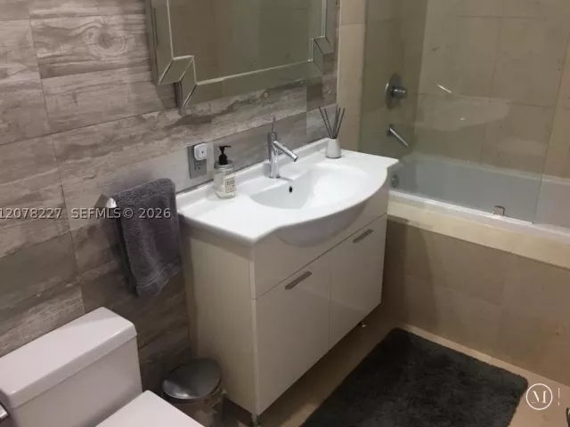 1-bedroom condo for rent in Miami - 485 Brickell Ave 1811 - MondialRealty