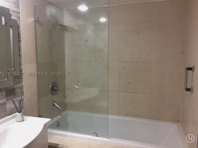 1-bedroom condo for rent in Miami - 485 Brickell Ave 1811 - MondialRealty