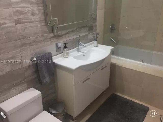 1-bedroom condo for rent in Miami - 485 Brickell Ave 1811 - MondialRealty