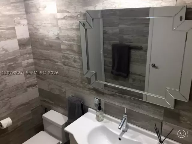 1-bedroom condo for rent in Miami - 485 Brickell Ave 1811 - MondialRealty