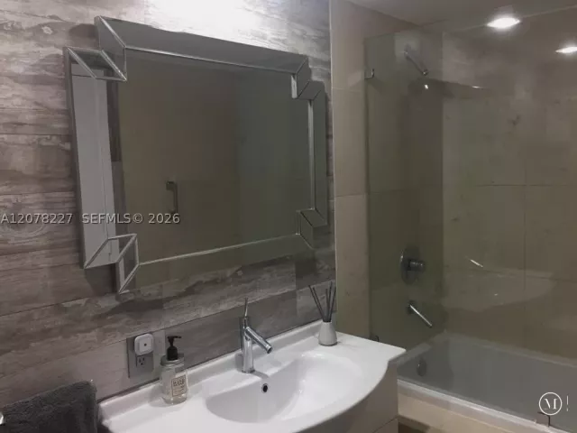 1-bedroom condo for rent in Miami - 485 Brickell Ave 1811 - MondialRealty