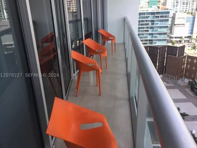 1-bedroom condo for rent in Miami - 485 Brickell Ave 1811 - MondialRealty