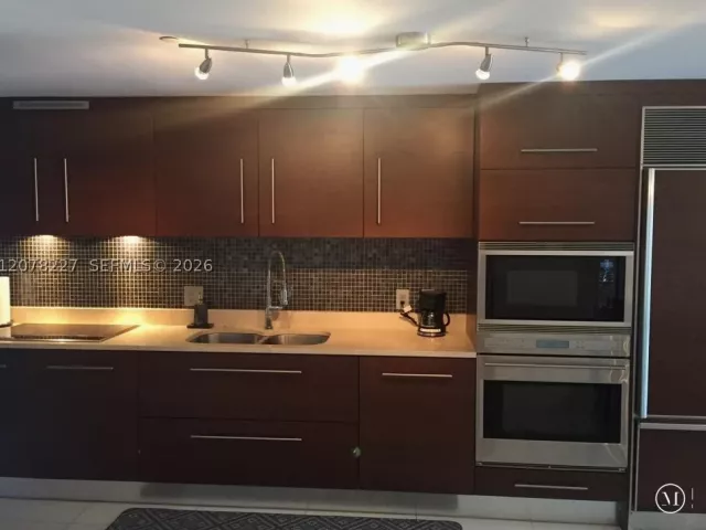1-bedroom condo for rent in Miami - 485 Brickell Ave 1811 - MondialRealty