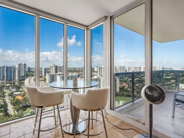 3-bedroom condo for rent in Sunny Isles Beach - 19111 Collins Ave 2705 - MondialRealty