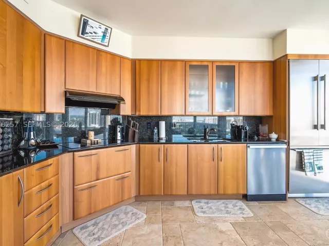 3-bedroom condo for rent in Sunny Isles Beach - 19111 Collins Ave 2705 - MondialRealty