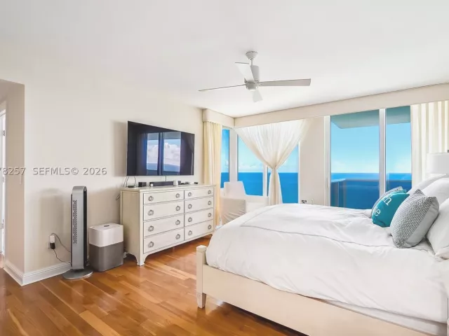 3-bedroom condo for rent in Sunny Isles Beach - 19111 Collins Ave 2705 - MondialRealty