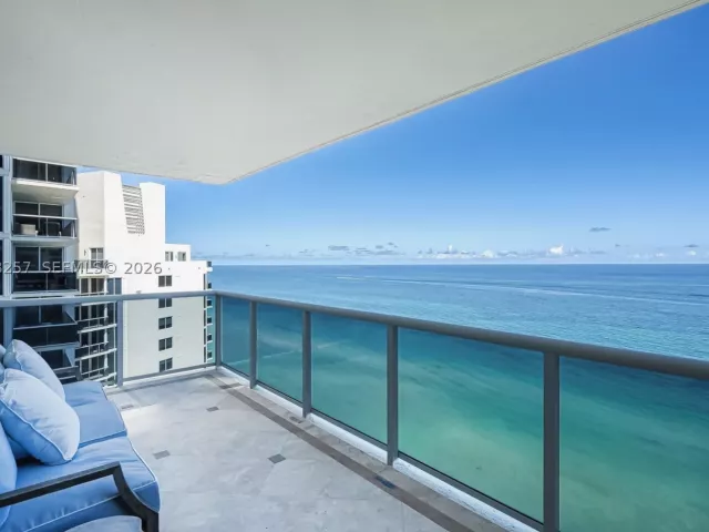 3-bedroom condo for rent in Sunny Isles Beach - 19111 Collins Ave 2705 - MondialRealty