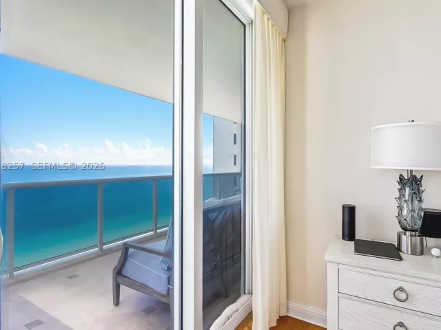 3-bedroom condo for rent in Sunny Isles Beach - 19111 Collins Ave 2705 - MondialRealty