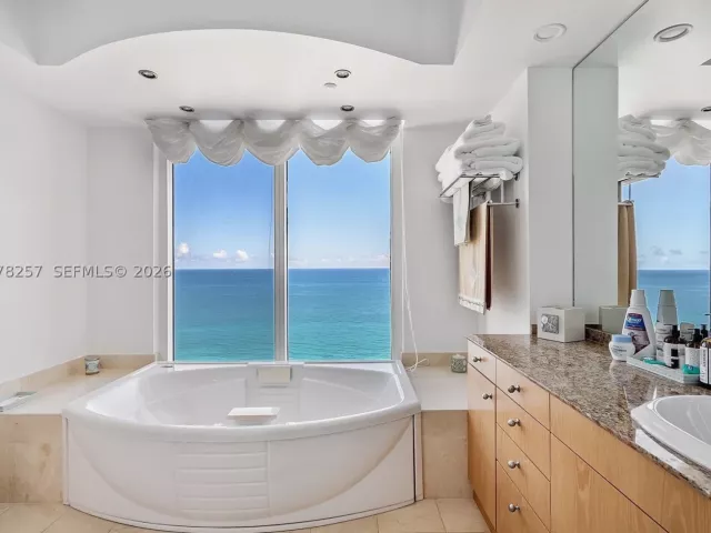 3-bedroom condo for rent in Sunny Isles Beach - 19111 Collins Ave 2705 - MondialRealty