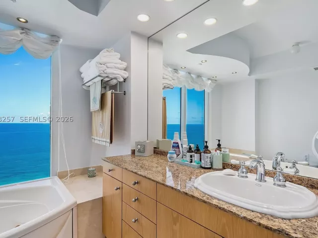 3-bedroom condo for rent in Sunny Isles Beach - 19111 Collins Ave 2705 - MondialRealty
