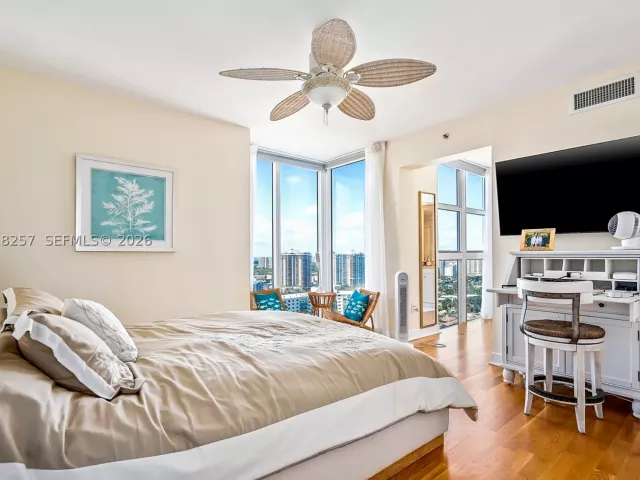 3-bedroom condo for rent in Sunny Isles Beach - 19111 Collins Ave 2705 - MondialRealty