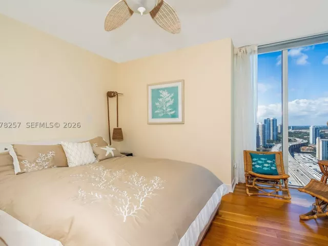 3-bedroom condo for rent in Sunny Isles Beach - 19111 Collins Ave 2705 - MondialRealty