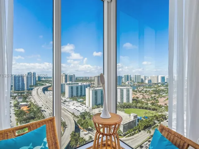 3-bedroom condo for rent in Sunny Isles Beach - 19111 Collins Ave 2705 - MondialRealty