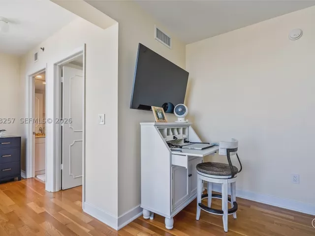 3-bedroom condo for rent in Sunny Isles Beach - 19111 Collins Ave 2705 - MondialRealty