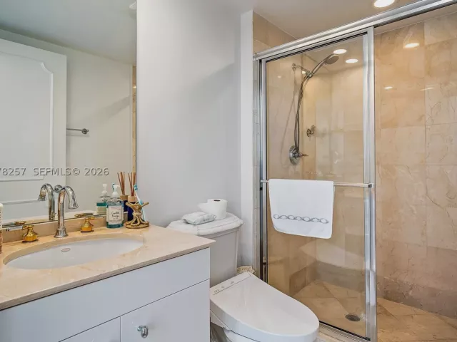 3-bedroom condo for rent in Sunny Isles Beach - 19111 Collins Ave 2705 - MondialRealty