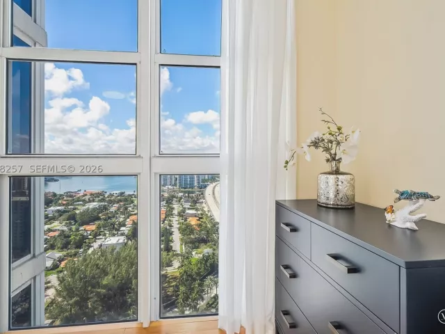 3-bedroom condo for rent in Sunny Isles Beach - 19111 Collins Ave 2705 - MondialRealty