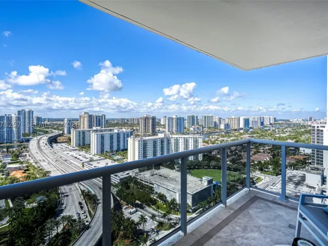 3-bedroom condo for rent in Sunny Isles Beach - 19111 Collins Ave 2705 - MondialRealty