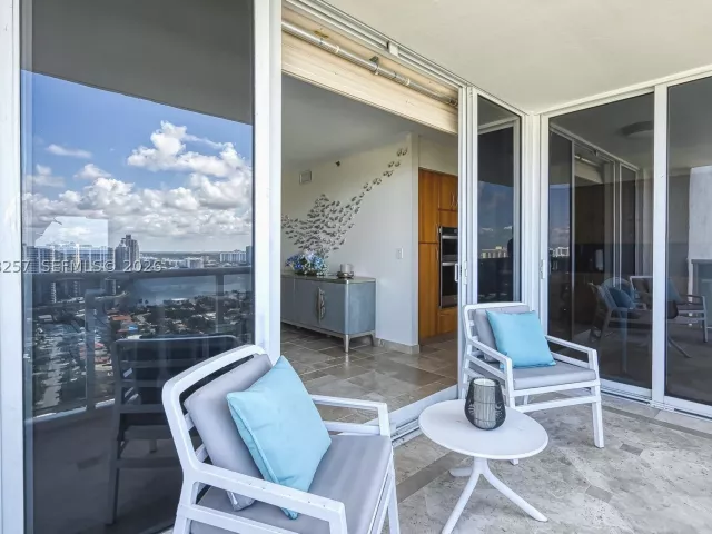 3-bedroom condo for rent in Sunny Isles Beach - 19111 Collins Ave 2705 - MondialRealty