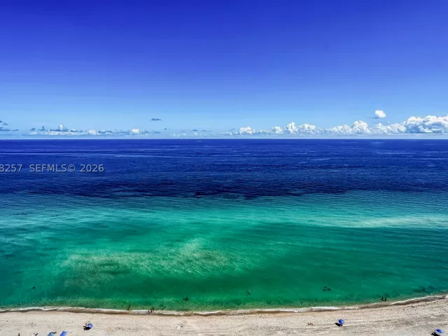 3-bedroom condo for rent in Sunny Isles Beach - 19111 Collins Ave 2705 - MondialRealty