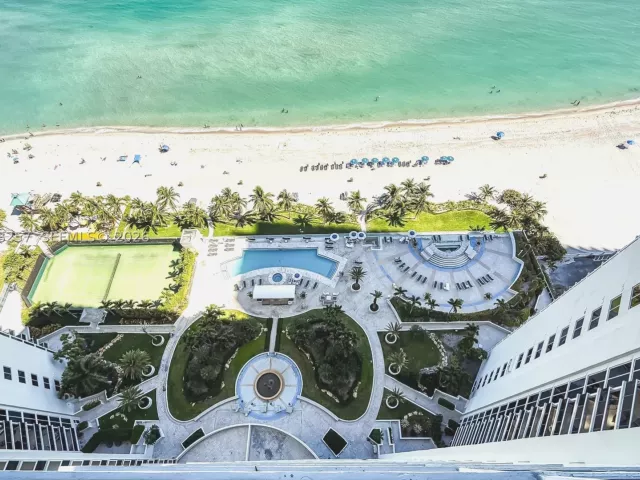 3-bedroom condo for rent in Sunny Isles Beach - 19111 Collins Ave 2705 - MondialRealty