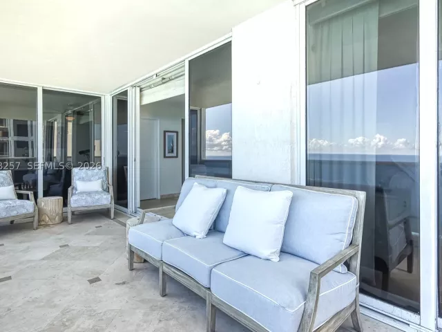 3-bedroom condo for rent in Sunny Isles Beach - 19111 Collins Ave 2705 - MondialRealty