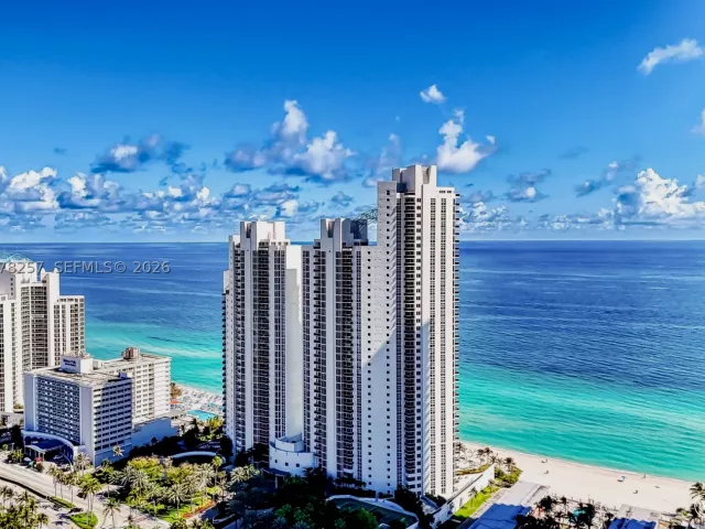 3-bedroom condo for rent in Sunny Isles Beach - 19111 Collins Ave 2705 - MondialRealty