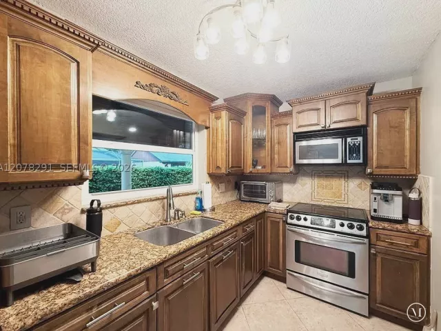 3-bedroom home for sale in Miami - 14719 SW 44th Ln - MondialRealty