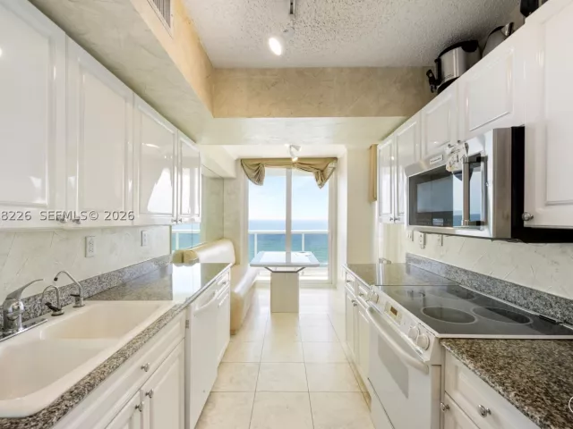 3-bedroom condo for sale in Sunny Isles Beach - 16711 Collins Ave 907 - MondialRealty