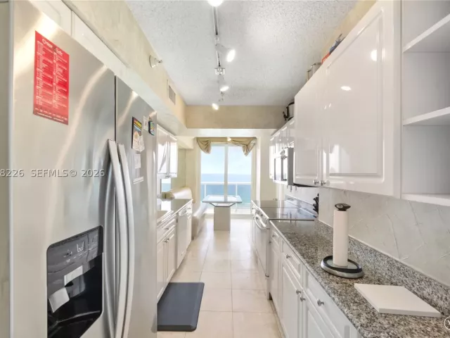 3-bedroom condo for sale in Sunny Isles Beach - 16711 Collins Ave 907 - MondialRealty