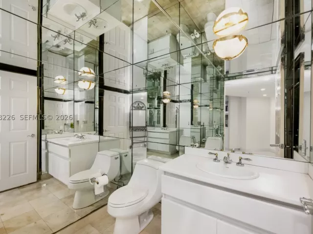 3-bedroom condo for sale in Sunny Isles Beach - 16711 Collins Ave 907 - MondialRealty