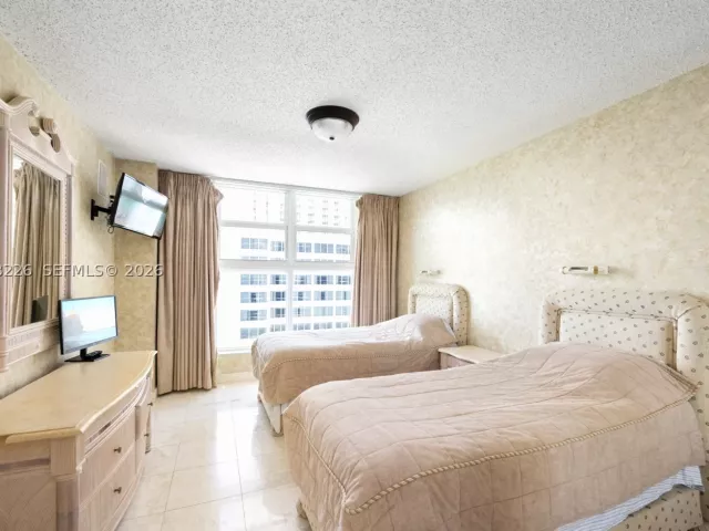 3-bedroom condo for sale in Sunny Isles Beach - 16711 Collins Ave 907 - MondialRealty