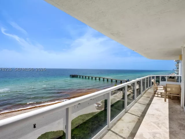 3-bedroom condo for sale in Sunny Isles Beach - 16711 Collins Ave 907 - MondialRealty