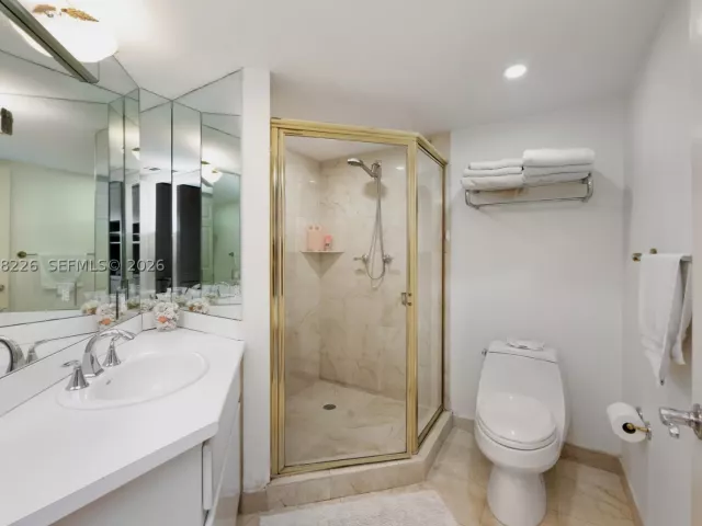 3-bedroom condo for sale in Sunny Isles Beach - 16711 Collins Ave 907 - MondialRealty