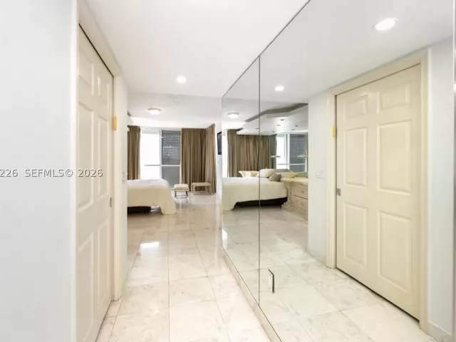 3-bedroom condo for sale in Sunny Isles Beach - 16711 Collins Ave 907 - MondialRealty