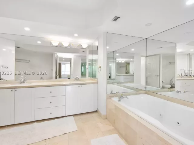 3-bedroom condo for sale in Sunny Isles Beach - 16711 Collins Ave 907 - MondialRealty