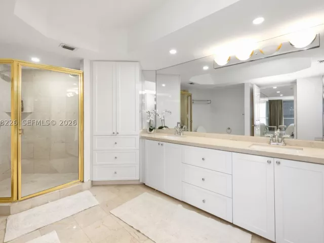 3-bedroom condo for sale in Sunny Isles Beach - 16711 Collins Ave 907 - MondialRealty