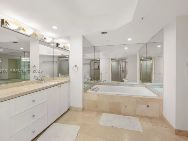 3-bedroom condo for sale in Sunny Isles Beach - 16711 Collins Ave 907 - MondialRealty